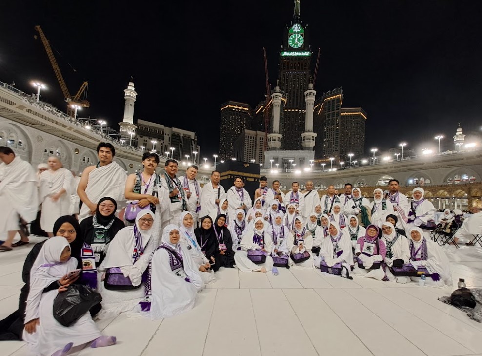 Jamaah di depan Ka'bah